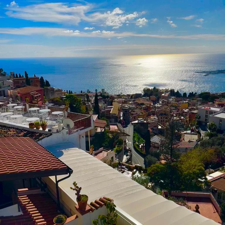 Villa Greta Hotel Rooms & Suites - Triple Room with View - 1