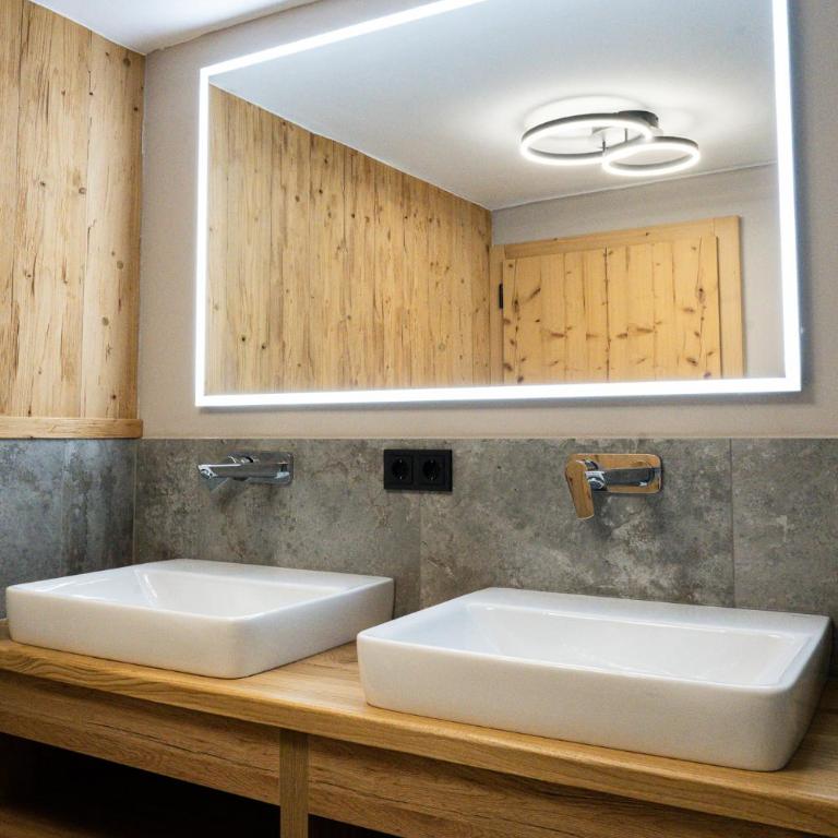 SÖLLHOF Ferienhaus mit 11 Schlafzimmern I großer Gemeinschaftsraum I Skibushaltestelle I 10 Min zum Skigebiet - Ferienhaus - 12