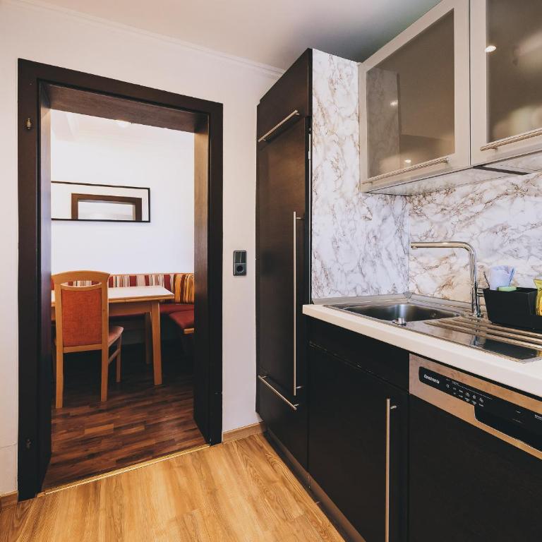 Areit Apartments by we rent, SUMMERCARD INCLUDED - Apartment mit 2 Schlafzimmern und Balkon - 11