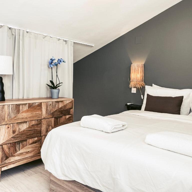 Centric Elegant & Private Terrace - One-Bedroom Apartment - 6