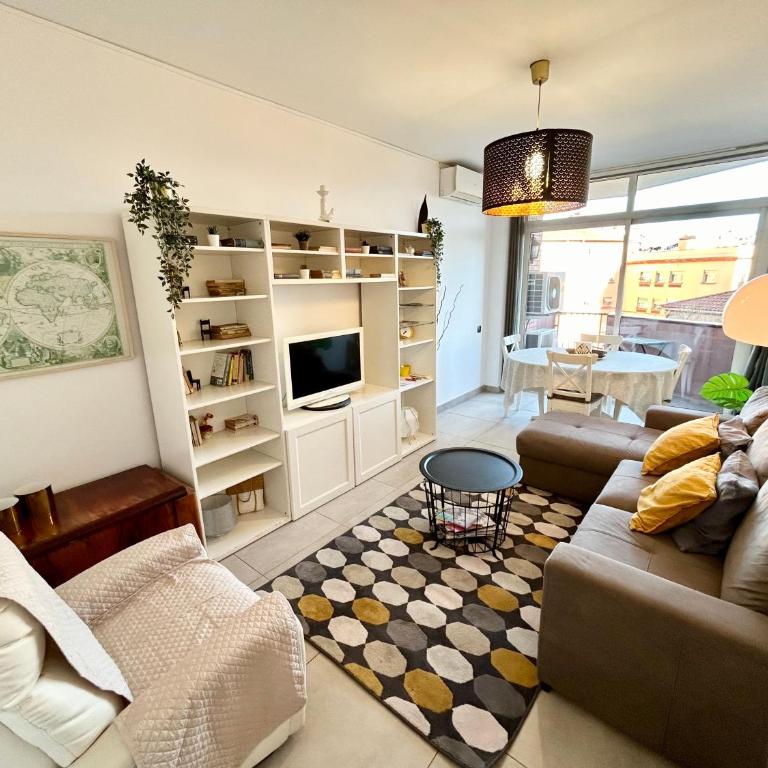 Apartment Sagrera - Three-Bedroom Apartment - 1