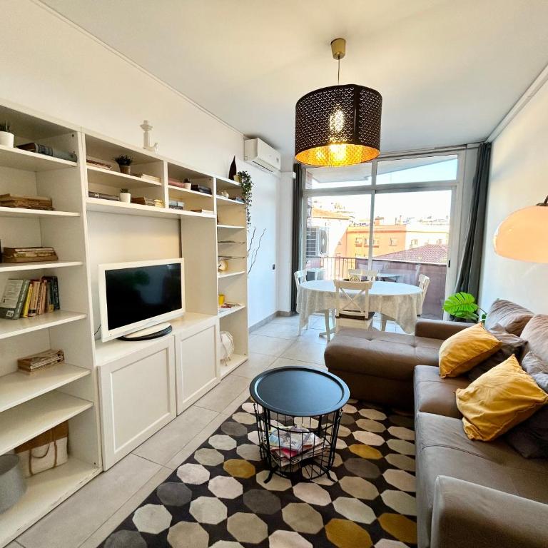 Apartment Sagrera - Three-Bedroom Apartment - 2