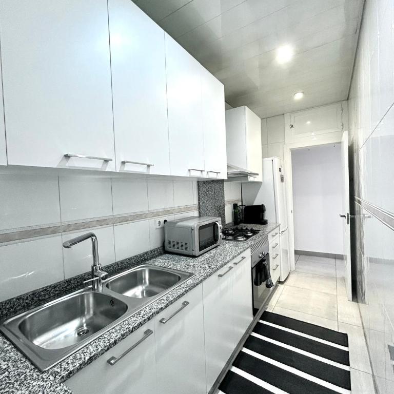 Apartment Sagrera - Three-Bedroom Apartment - 29