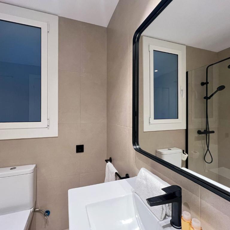 Stay U-nique Apartments Balmes II - Three-Bedroom Superior Apartment - 8