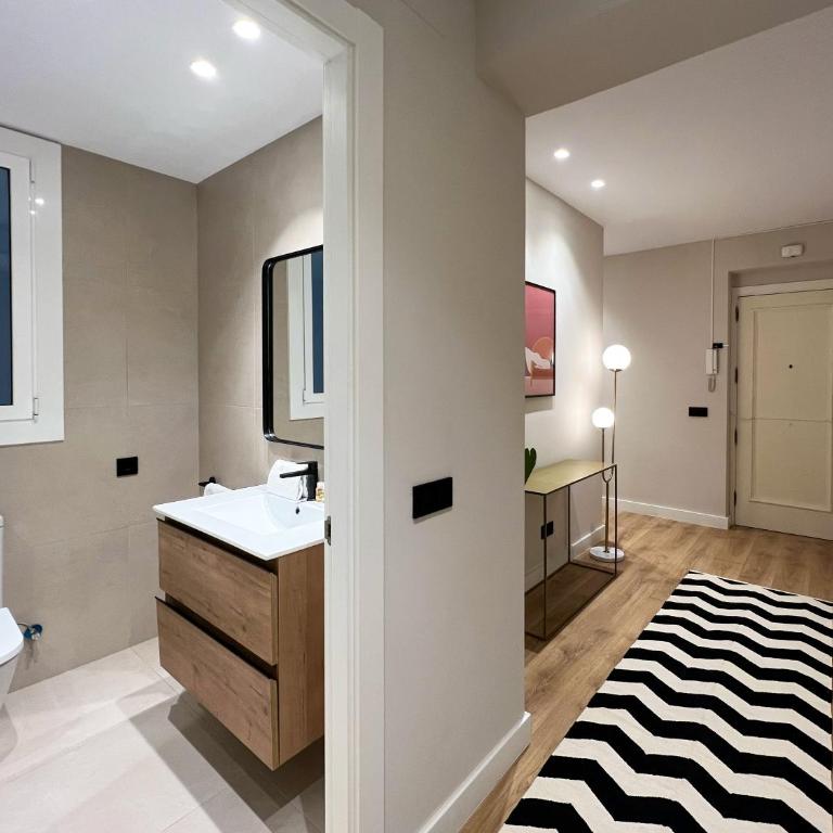 Stay U-nique Apartments Balmes II - Three-Bedroom Superior Apartment - 4