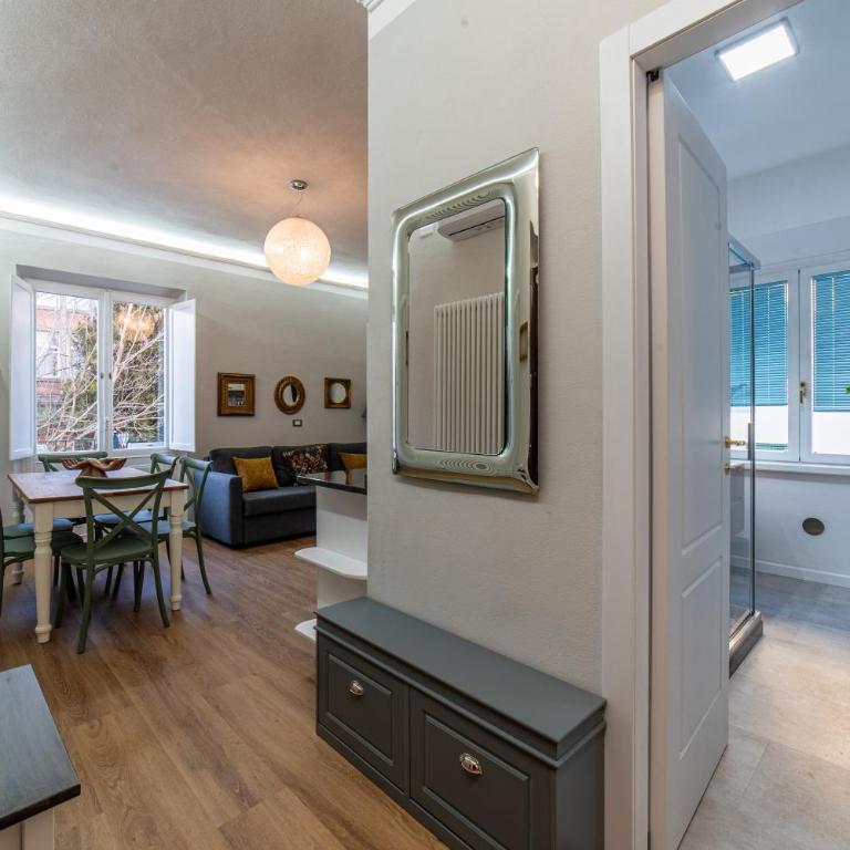 Lumen, few steps to the walls, 2 bath, 3 SmartTV, High Speed Fiber, AC - Two-Bedroom Apartment - 17