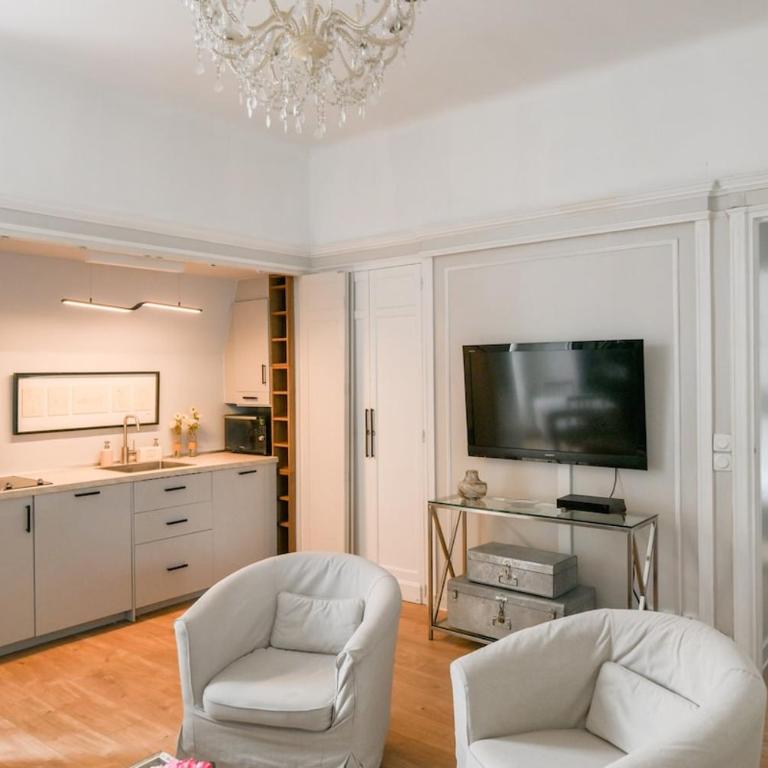 Chic apartment on the Champs-Élysées with AC - One-Bedroom Apartment - 14