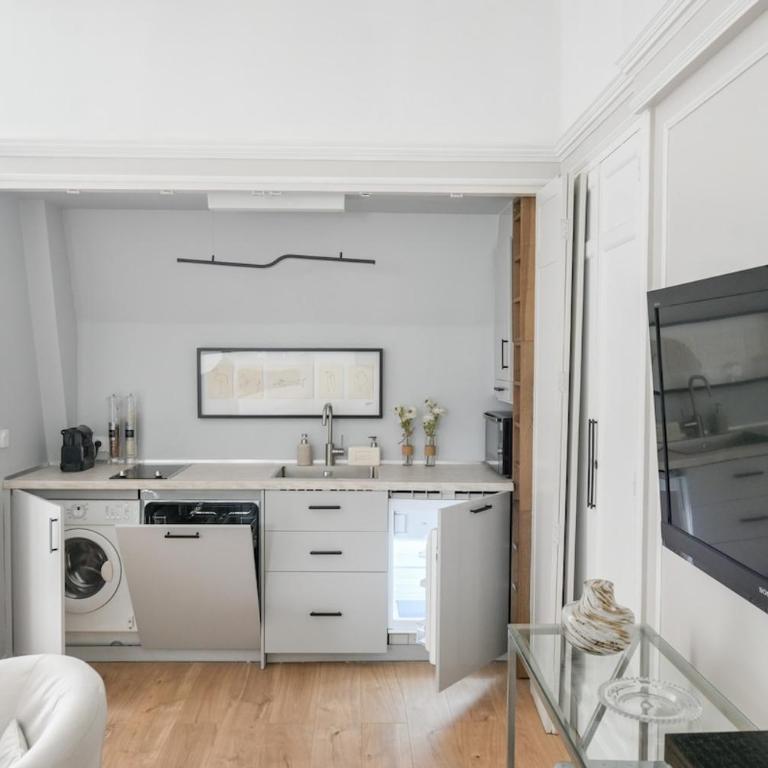 Chic apartment on the Champs-Élysées with AC - One-Bedroom Apartment - 5