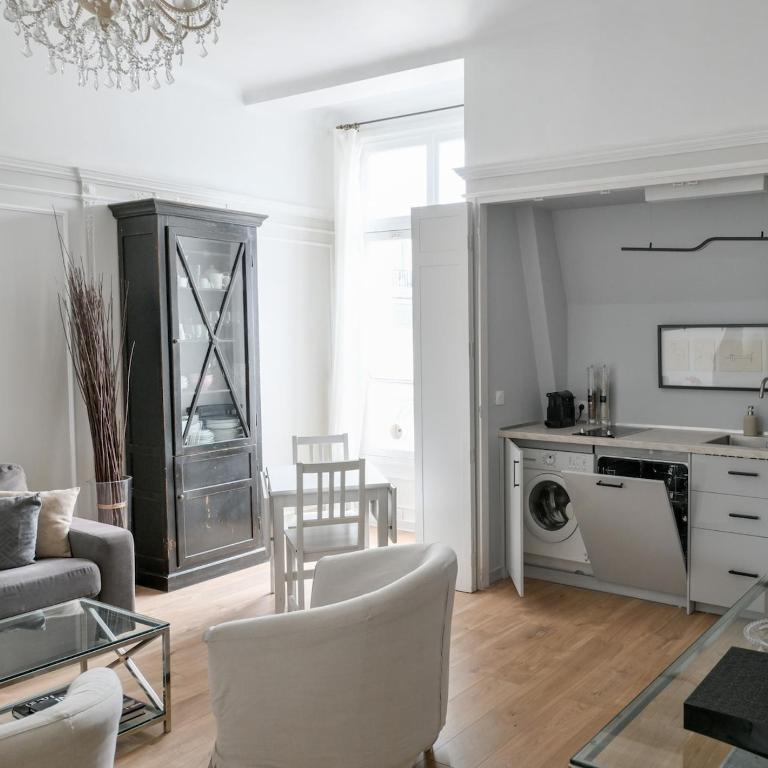 Chic apartment on the Champs-Élysées with AC - One-Bedroom Apartment - 11