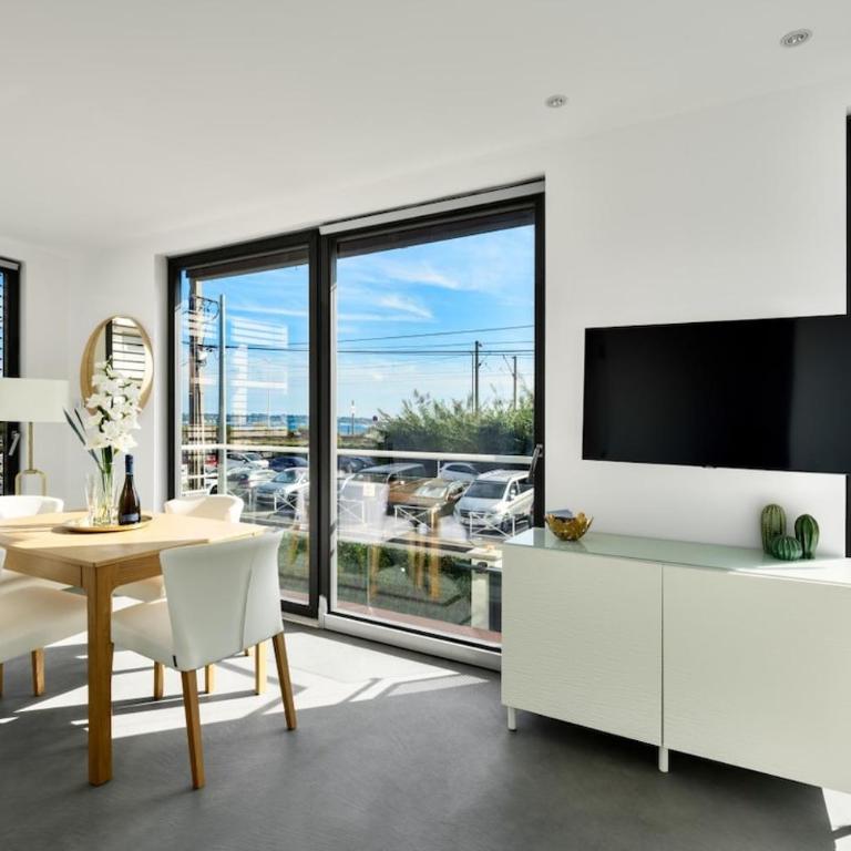 Private Front Beach Villa with garden and garage - Villa - 10