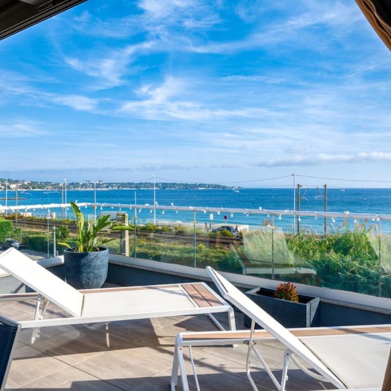 Private Front Beach Villa with garden and garage - Villa - 11