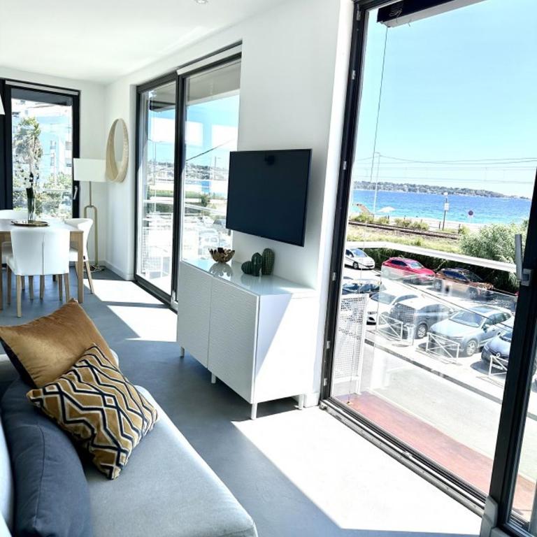 Private Front Beach Villa with garden and garage - Villa - 21