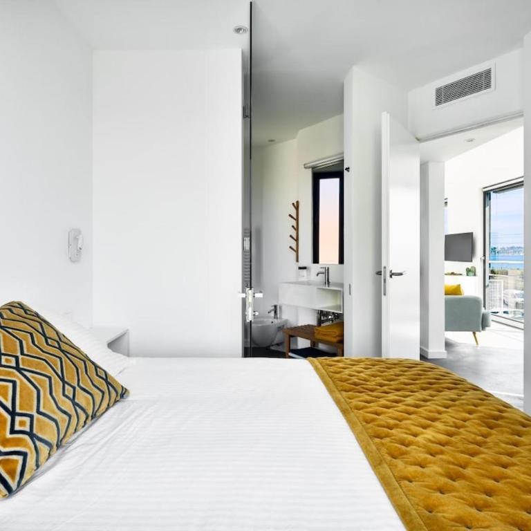 Private Front Beach Villa with garden and garage - Villa - 22