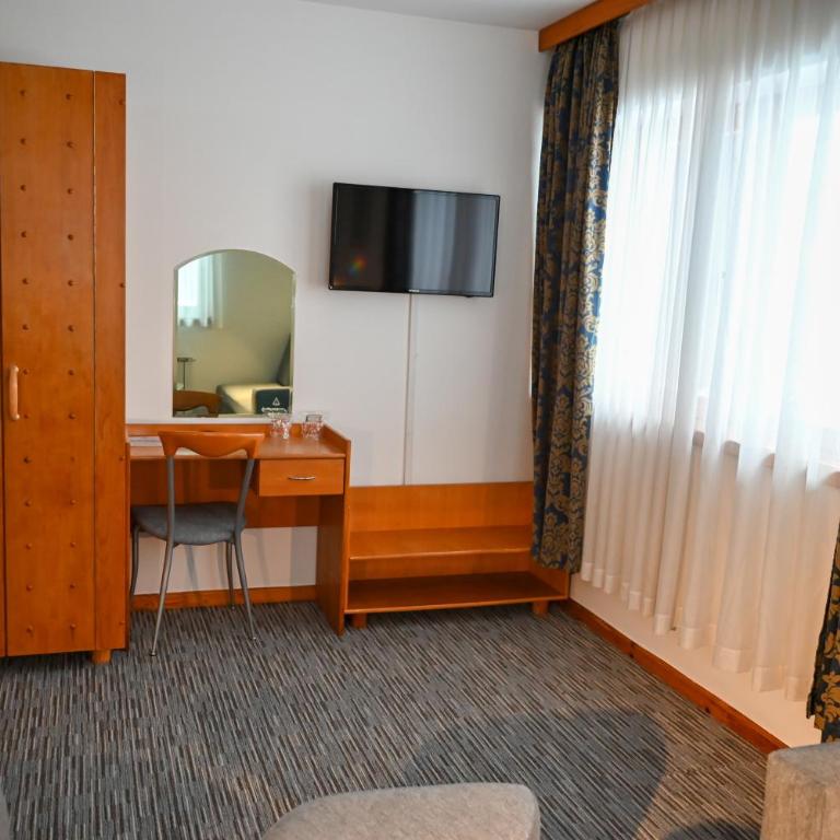 Hotel Kristal - One-Bedroom Suite - 10