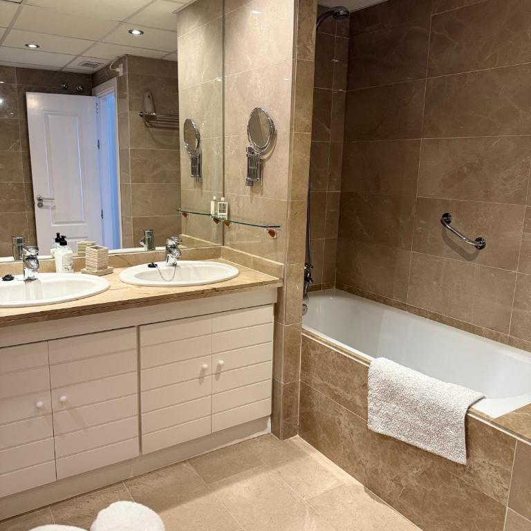 Miraflores Golf Gardens II Luxe Appartement at Riviera del Sol - Apartamento de 3 dormitorios - 9
