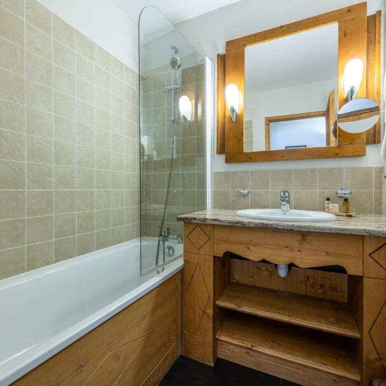 Appartement 4-5 personnes skis aux pieds piscine intérieure sauna hammam - Appartement 1 Chambre - 12