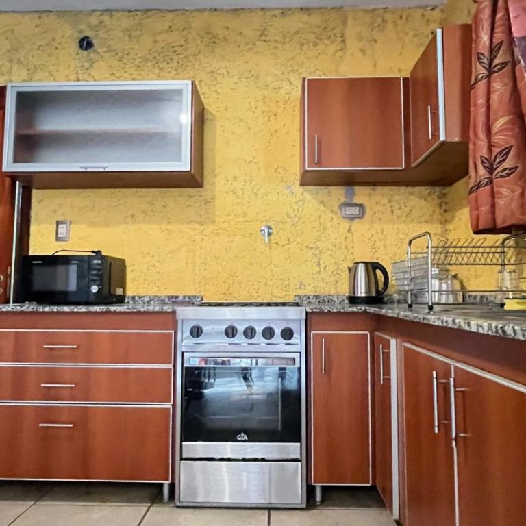 Casa completa con piscina y quincho en Ascochinga, 4 habitaciones, zona golf - Casa de 3 dormitorios - 32