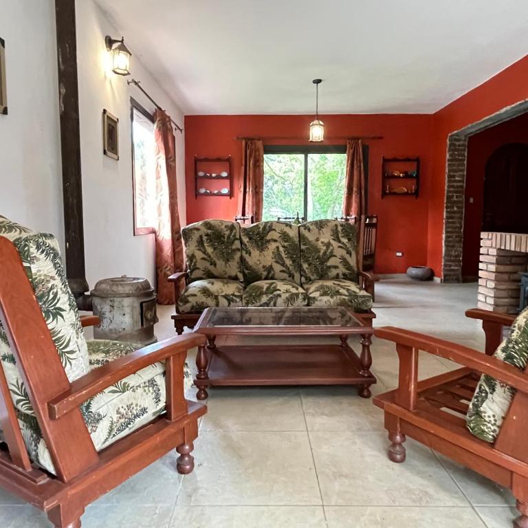 Casa completa con piscina y quincho en Ascochinga, 4 habitaciones, zona golf - Casa de 3 dormitorios - 55