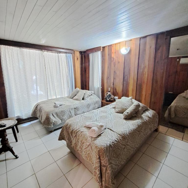 Los Pioneros - Habitación Cuádruple con baño privado - 1