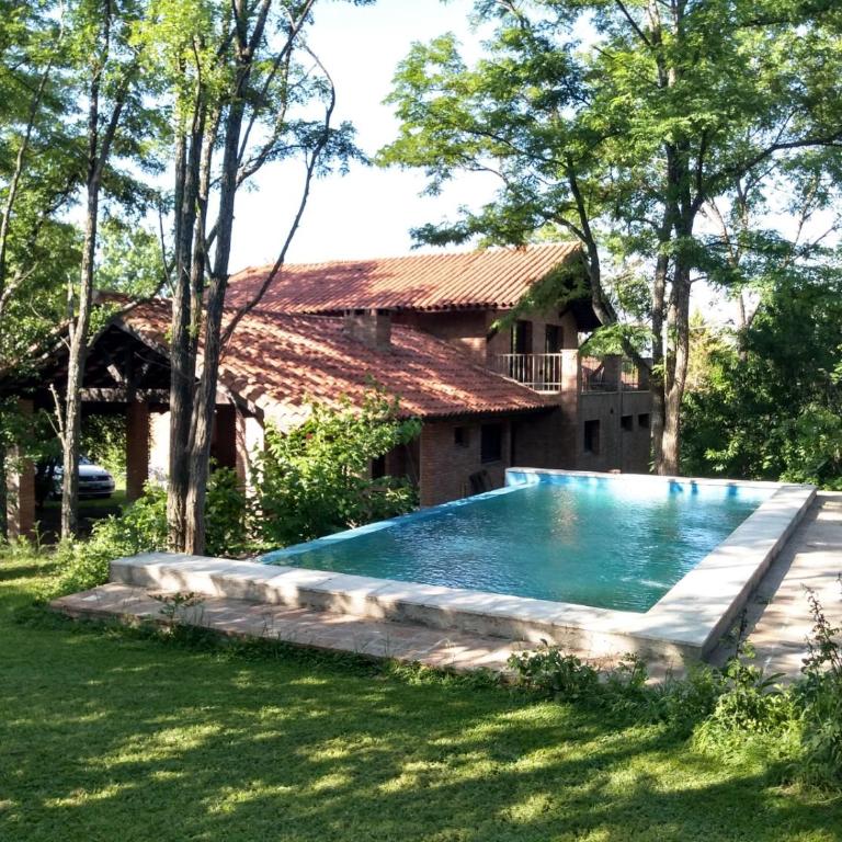 Casa completa con piscina y quincho en Ascochinga, 4 habitaciones, zona golf - Casa de 3 dormitorios - 1