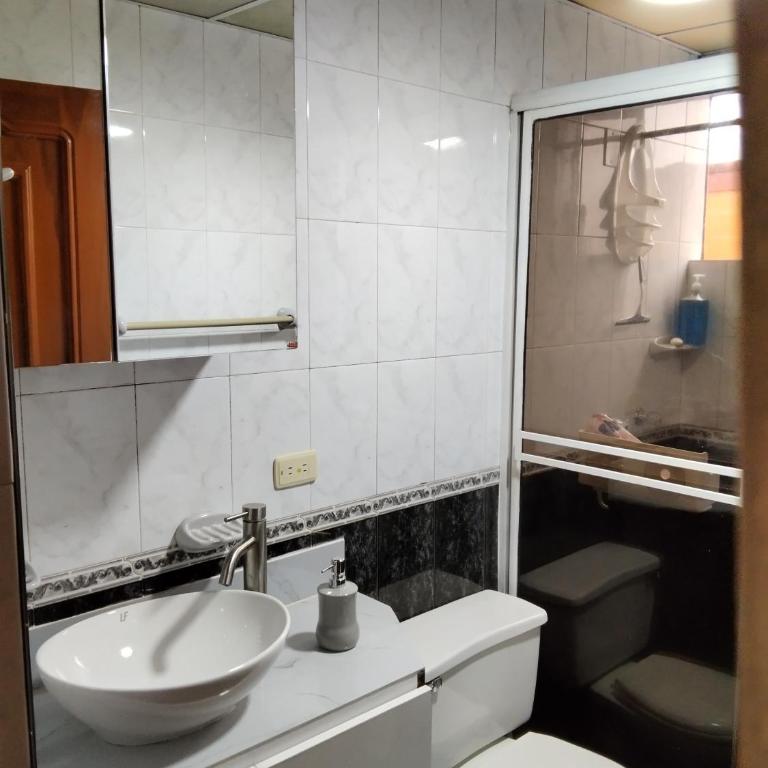 Cuarto Cama King Smart TV en apartamento atico Tunja - Habitación Doble Grande - 1 o 2 camas - 10