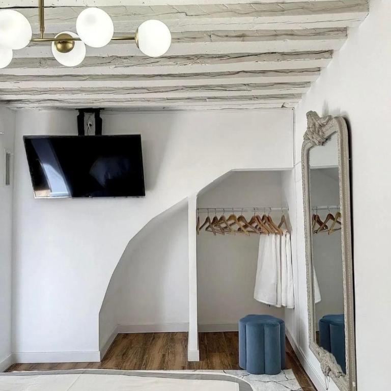 Chic Penthouse with Urban Charm & Rooftop - Two-Bedroom Apartment - 6