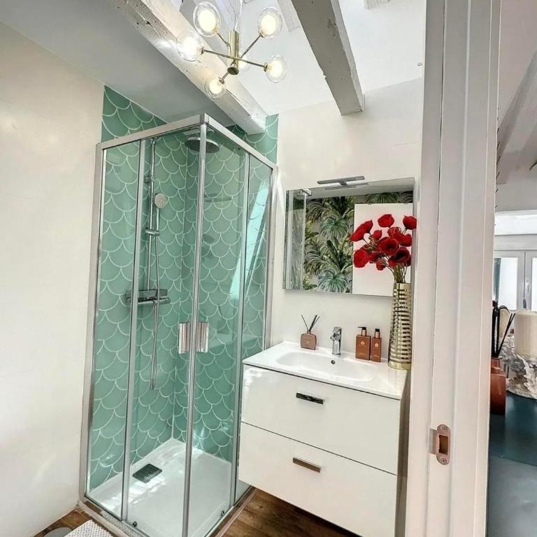 Chic Penthouse with Urban Charm & Rooftop - Two-Bedroom Apartment - 16