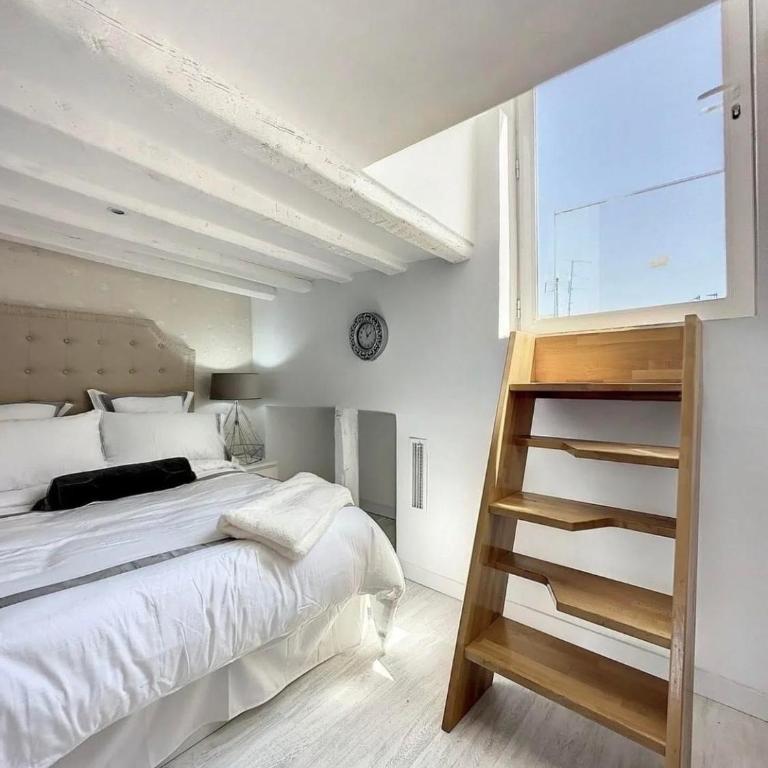 Chic Penthouse with Urban Charm & Rooftop - Two-Bedroom Apartment - 17