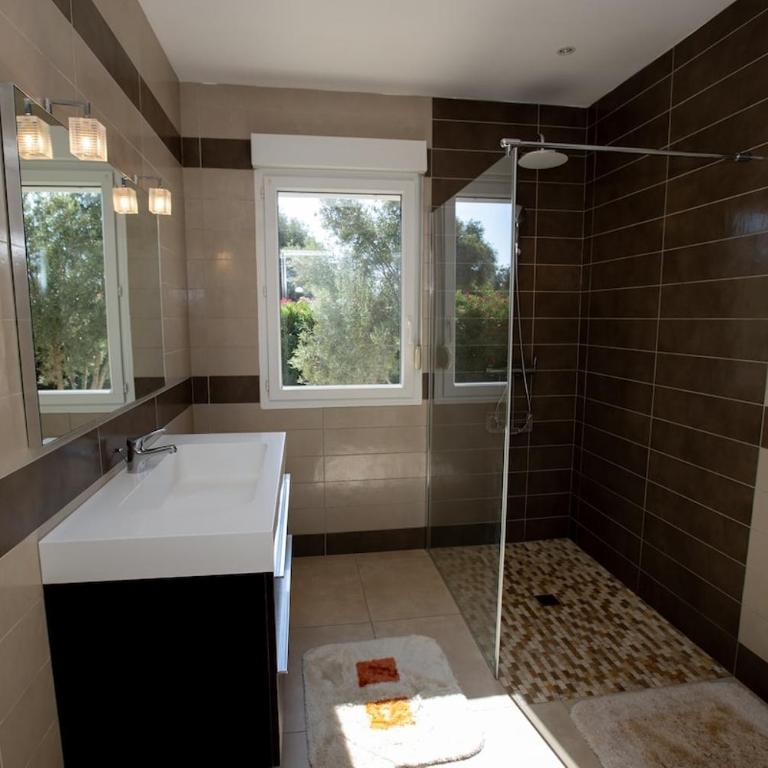 Charmante villa avec piscine proche ville et plage - Villa 1 Chambre - 4
