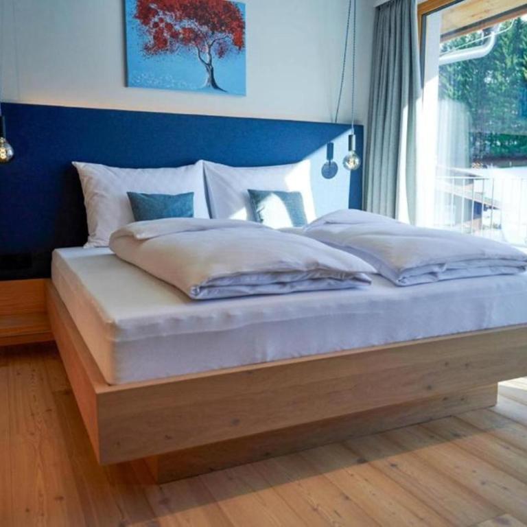 Wellness und Brunch Hotel MorgenZeit beheizter Naturteich Genuss Frühstück bis 13 Uhr Hochkönig Sommercard - Comfort Doppelzimmer mit Balkon - 9