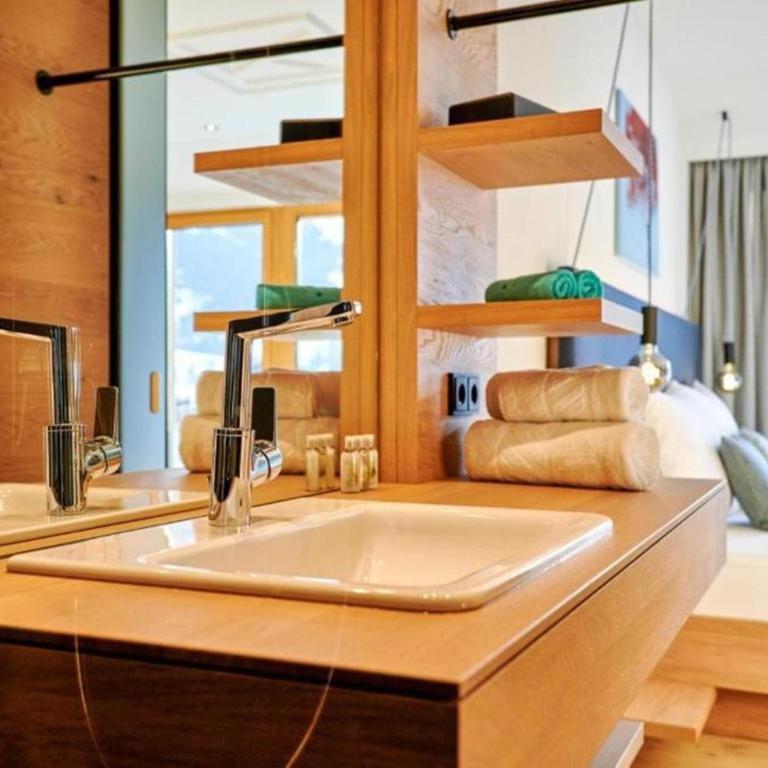 Wellness und Brunch Hotel MorgenZeit beheizter Naturteich Genuss Frühstück bis 13 Uhr Hochkönig Sommercard - Comfort Doppelzimmer mit Balkon - 7