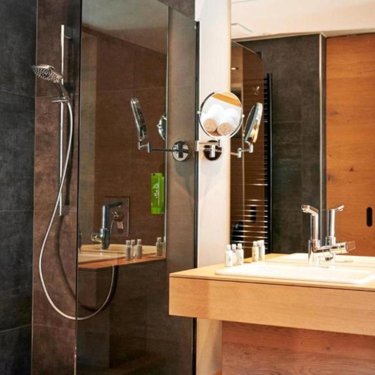 Wellness und Brunch Hotel MorgenZeit beheizter Naturteich Genuss Frühstück bis 13 Uhr Hochkönig Sommercard - Deluxe Doppelzimmer mit Gartenblick - 2