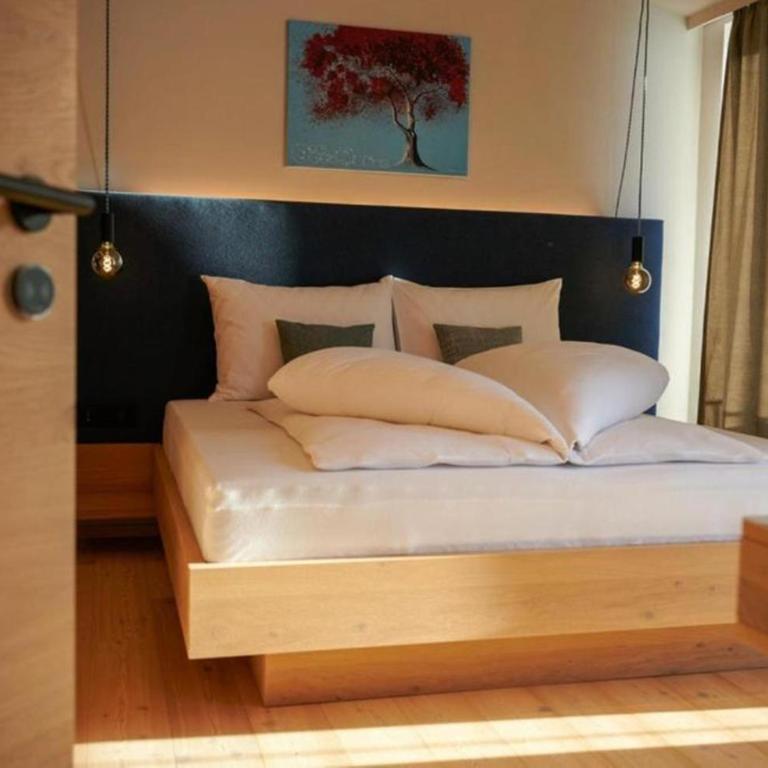 Wellness und Brunch Hotel MorgenZeit beheizter Naturteich Genuss Frühstück bis 13 Uhr Hochkönig Sommercard - Deluxe Doppelzimmer mit Gartenblick - 4