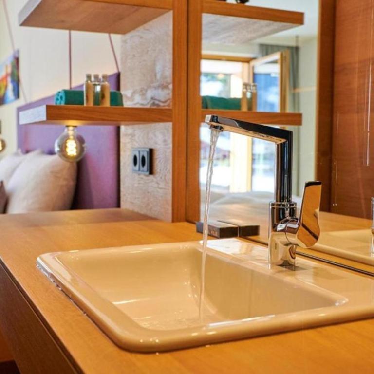 Wellness und Brunch Hotel MorgenZeit beheizter Naturteich Genuss Frühstück bis 13 Uhr Hochkönig Sommercard - Deluxe Doppelzimmer mit Gartenblick - 5
