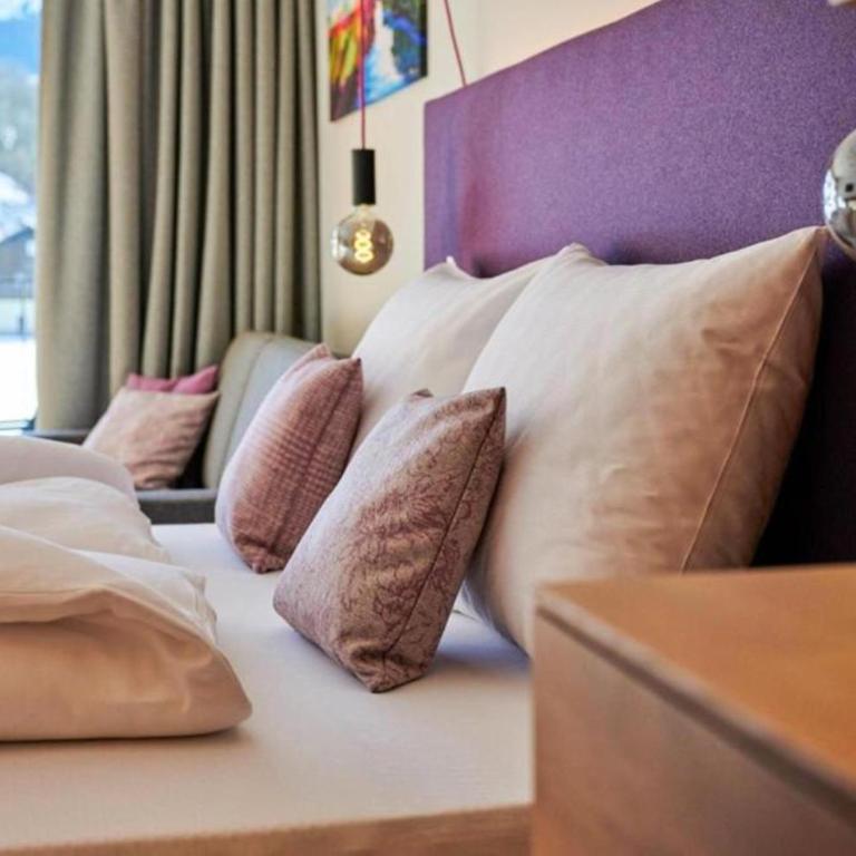 Wellness und Brunch Hotel MorgenZeit beheizter Naturteich Genuss Frühstück bis 13 Uhr Hochkönig Sommercard - Deluxe Doppelzimmer mit Gartenblick - 13