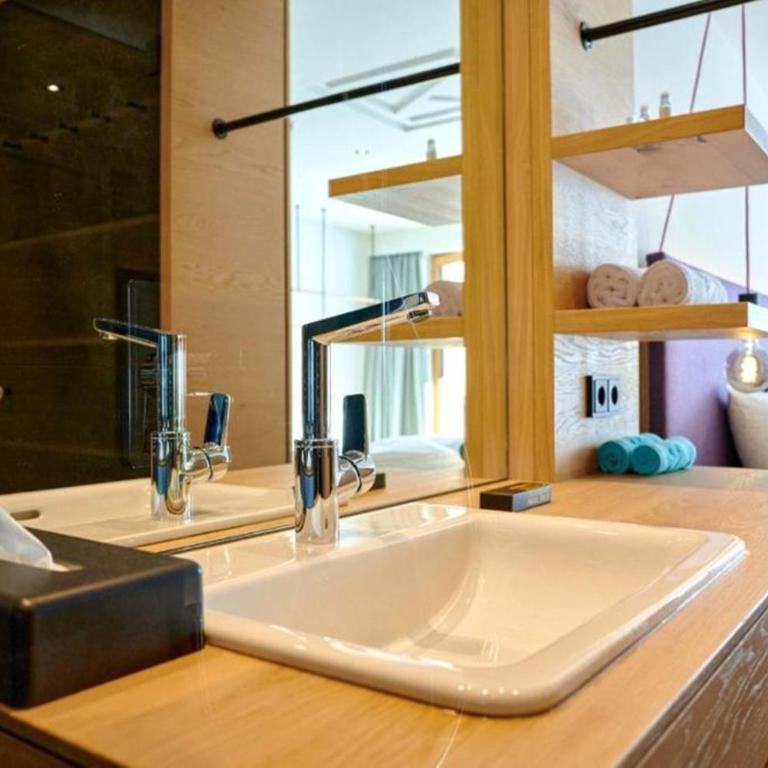 Wellness und Brunch Hotel MorgenZeit beheizter Naturteich Genuss Frühstück bis 13 Uhr Hochkönig Sommercard - Deluxe Doppelzimmer mit Terrasse - 7