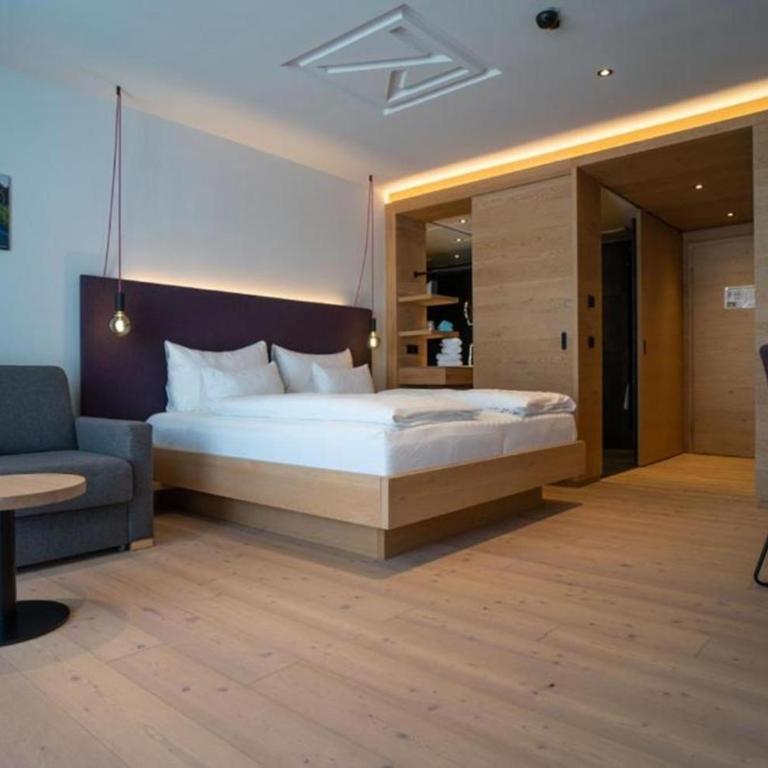 Wellness und Brunch Hotel MorgenZeit beheizter Naturteich Genuss Frühstück bis 13 Uhr Hochkönig Sommercard - Deluxe Doppelzimmer mit Terrasse - 3