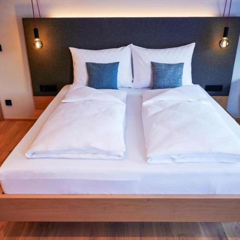 Wellness und Brunch Hotel MorgenZeit beheizter Naturteich Genuss Frühstück bis 13 Uhr Hochkönig Sommercard - Deluxe Doppelzimmer mit Bergblick - 7
