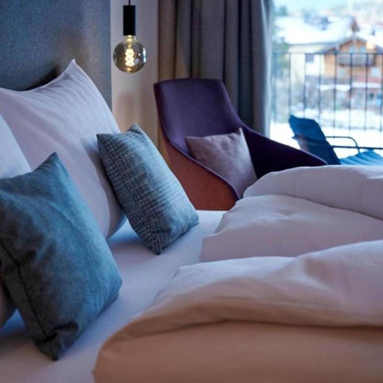 Wellness und Brunch Hotel MorgenZeit beheizter Naturteich Genuss Frühstück bis 13 Uhr Hochkönig Sommercard - Deluxe Doppelzimmer mit Bergblick - 9