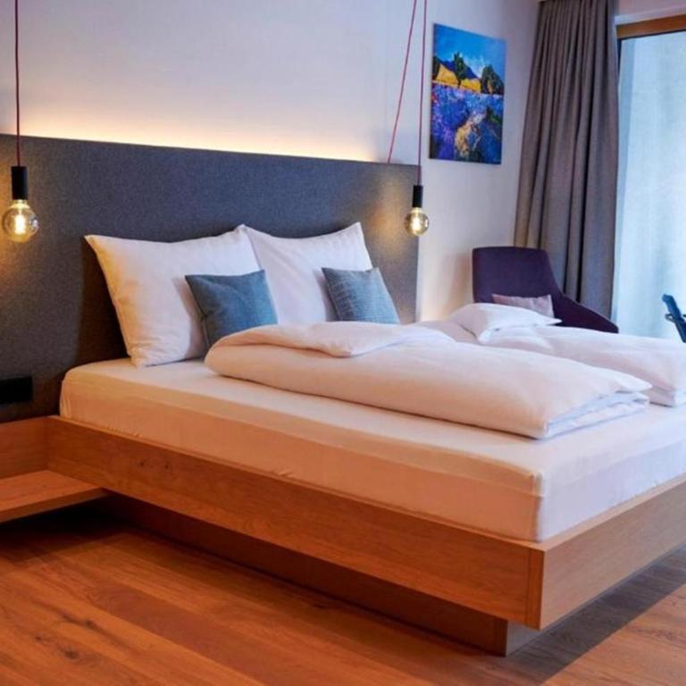 Wellness und Brunch Hotel MorgenZeit beheizter Naturteich Genuss Frühstück bis 13 Uhr Hochkönig Sommercard - Deluxe Doppelzimmer mit Bergblick - 1