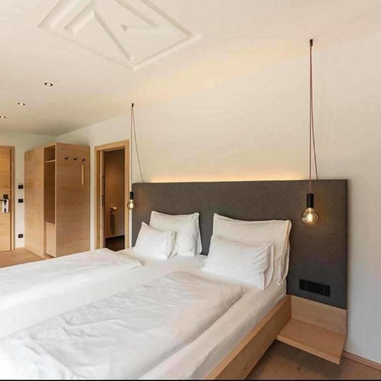 Wellness und Brunch Hotel MorgenZeit beheizter Naturteich Genuss Frühstück bis 13 Uhr Hochkönig Sommercard - Superior Doppelzimmer mit Balkon - 4