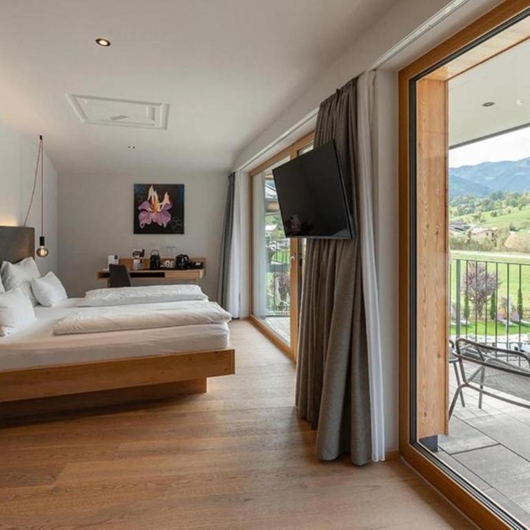 Wellness und Brunch Hotel MorgenZeit beheizter Naturteich Genuss Frühstück bis 13 Uhr Hochkönig Sommercard - Superior Doppelzimmer mit Balkon - 5