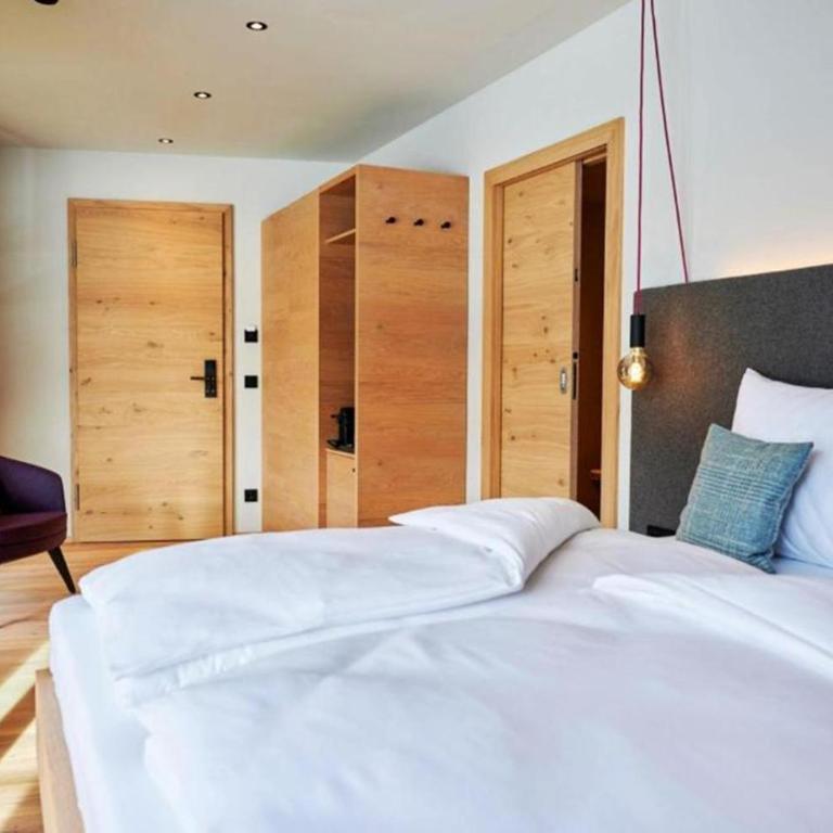 Wellness und Brunch Hotel MorgenZeit beheizter Naturteich Genuss Frühstück bis 13 Uhr Hochkönig Sommercard - Superior Doppelzimmer mit Balkon - 10