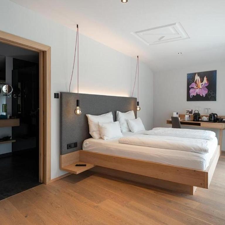 Wellness und Brunch Hotel MorgenZeit beheizter Naturteich Genuss Frühstück bis 13 Uhr Hochkönig Sommercard - Superior Doppelzimmer mit Balkon - 1