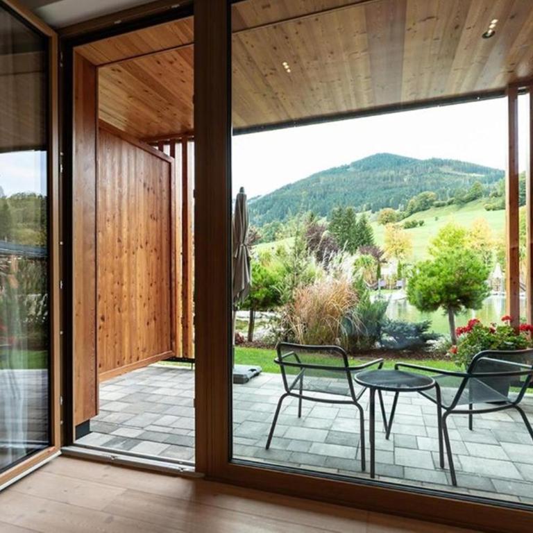 Wellness und Brunch Hotel MorgenZeit beheizter Naturteich Genuss Frühstück bis 13 Uhr Hochkönig Sommercard - Deluxe Doppelzimmer mit Terrasse - 4