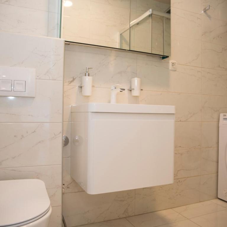 Kovac Riverfront Apartments - Studio with Balcony - 7