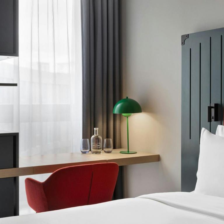 The Passenger, a Tribute Portfolio Hotel - Deluxe Zimmer mit Kingsize-Bett und Blick auf den Innenhof - 12