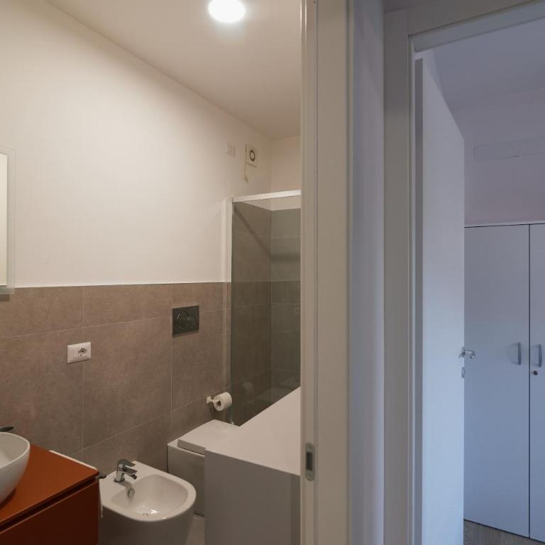 Bilocale moderno in zona tranquilla, parcheggio gratuito con caffè e altri servizi inclusi Non è una camera , ma un appartamento con cucina - Appartamento con 1 Camera da Letto - 17
