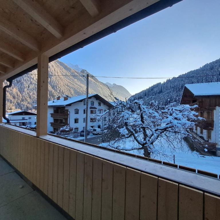 "Frechdax - Apartments Stubai" Unique Apartments, near BUS STOP & GROCERY STORE, inkl STUBAI SUPERCARD & INFRARED CABIN - Apartment mit 3 Schlafzimmern und Balkon - 2