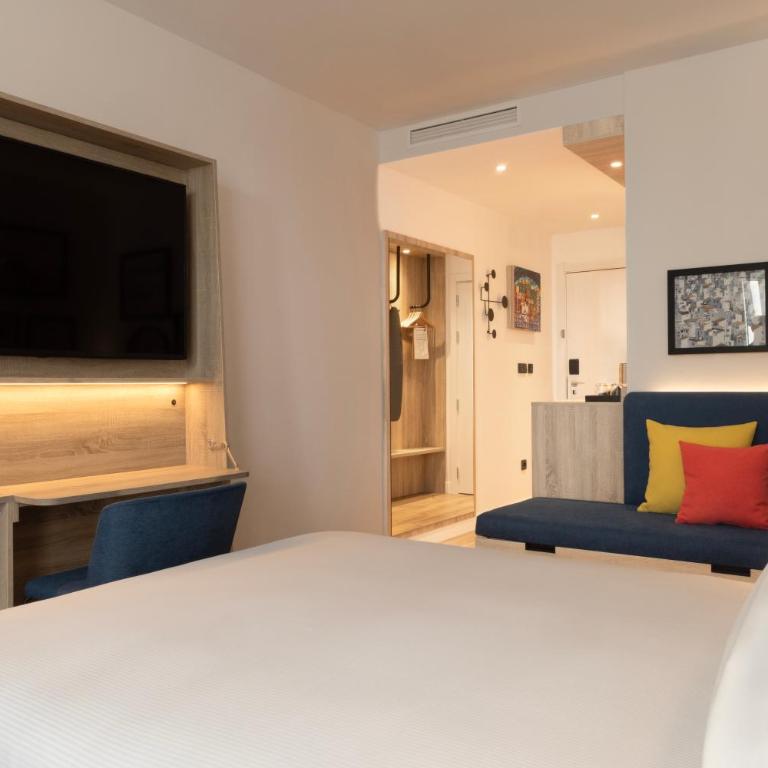 Hampton By Hilton Malaga Martiricos - Habitación con sofá cama - 1 cama grande - 9